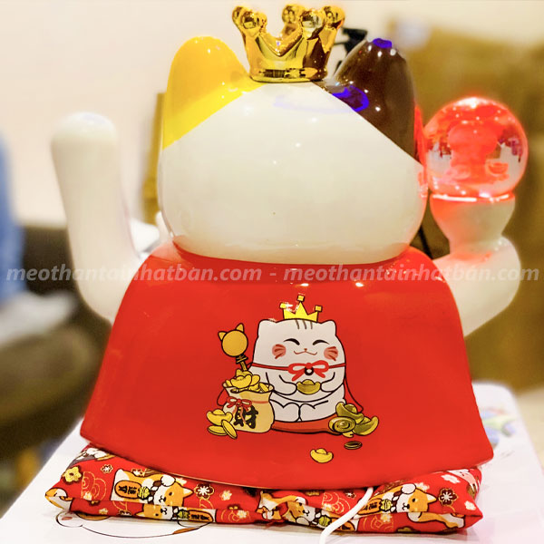 Mèo thần tài Đế Vương được thiết kế độc đáo, bắt mắt với những màu sắc nổi bật