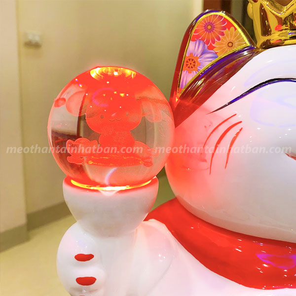 Quả cầu LED trên tay phải mèo phát sáng tượng trưng cho sự soi sáng và hy vọng