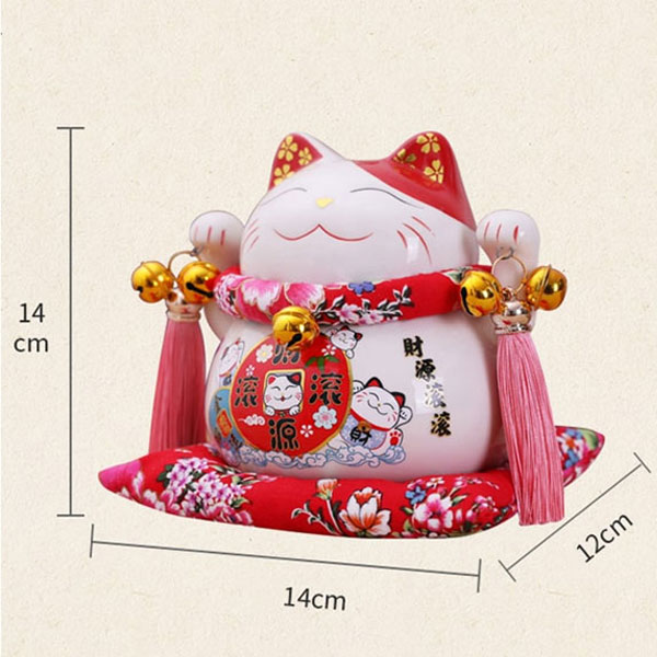 Chất liệu gốm sứ mang ý nghĩa tâm linh, kết hợp với họa tiết tươi sáng và nụ cười rạng rỡ của mèo