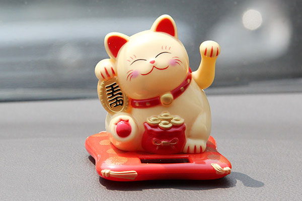 Hoạt động bằng năng lượng mặt trời ánh sáng càng mạnh mèo vẫy tay càng nhanh Hoạt động bằng năng lượng mặt trời ánh sáng càng mạnh mèo vẫy tay càng nhanh