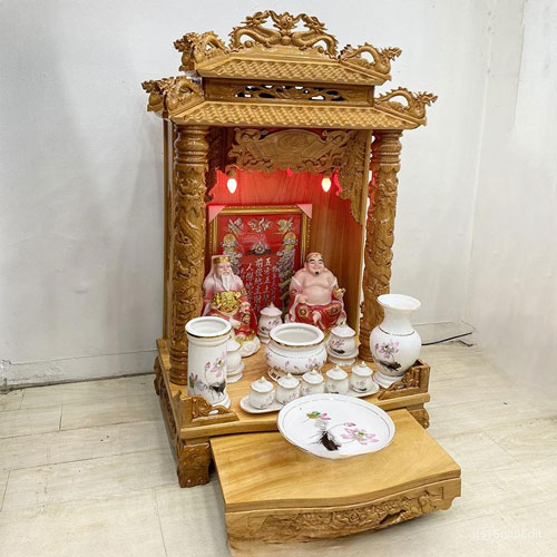 Trụ rồng chạm nổi uy nghi, chi tiết rõ nét, tượng trưng cho sức mạnh và bảo hộ linh thiêng Trụ rồng chạm nổi uy nghi, chi tiết rõ nét, tượng trưng cho sức mạnh và bảo hộ linh thiêng