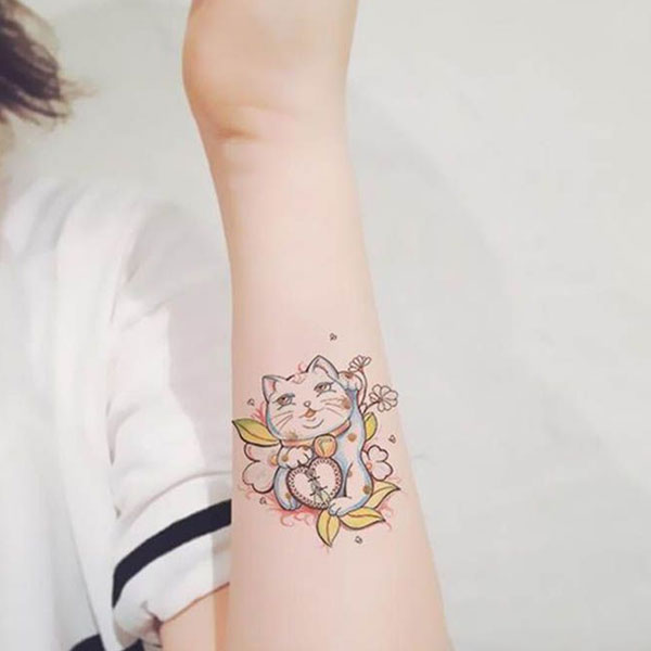 Mèo thần tài mini xăm ở cổ tay thu hút những mối quan hệ tốt Mèo thần tài mini xăm ở cổ tay thu hút những mối quan hệ tốt