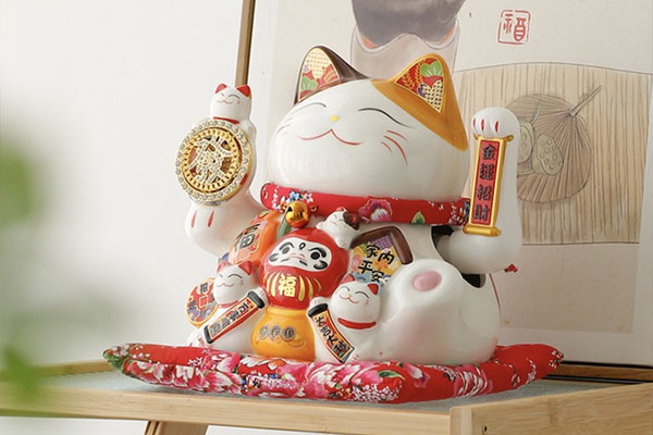 Mèo thần tài Maneki Neko vẫy tay mang ý nghĩa thu hút tài lộc, may mắn cho gia chủ Mèo thần tài Maneki Neko vẫy tay mang ý nghĩa thu hút tài lộc, may mắn cho gia chủ