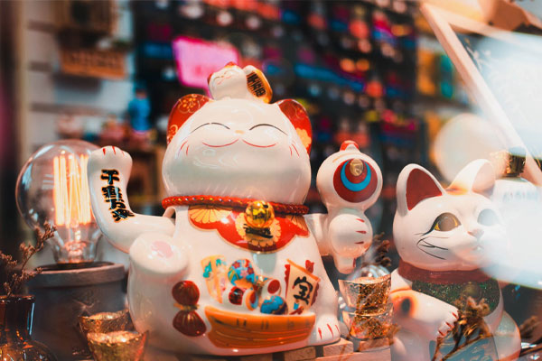 Nên đặt Maneki Neko ở những vị trí trung tâm dễ thấy Nên đặt Maneki Neko ở những vị trí trung tâm dễ thấy