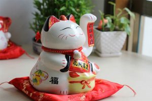 Mèo thần tài vẫy tay trái được xem là biểu tượng may mắn trong việc thu hút khách hàng
