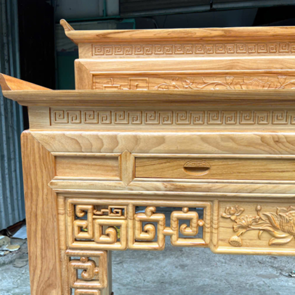 Hoa văn cổ điển chạm thủ công tinh xảo, tạo điểm nhấn trang nghiêm và sang trọng cho tổng thể Hoa văn cổ điển chạm thủ công tinh xảo, tạo điểm nhấn trang nghiêm và sang trọng cho tổng thể
