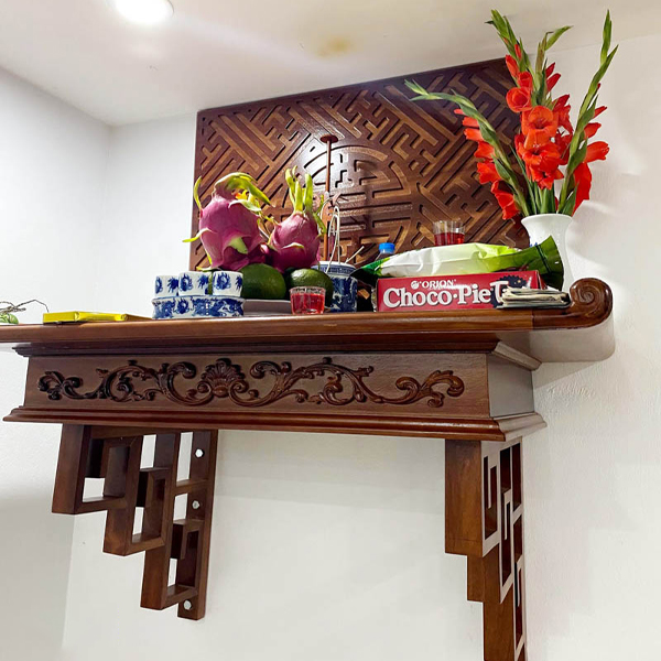 Bàn thờ gia tiên được bố trí đơn giản nhưng vẫn đầy đủ các vật phẩm Bàn thờ gia tiên được bố trí đơn giản nhưng vẫn đầy đủ các vật phẩm