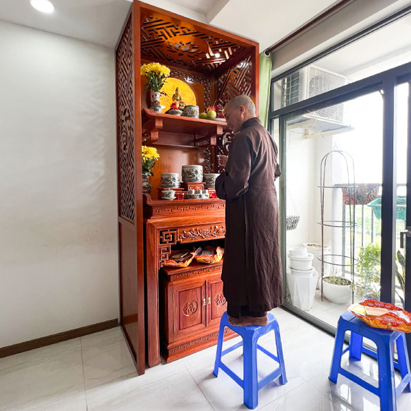 Bàn thờ nên đặt ở vị trí ít người qua lại để duy trì sự trang nghiêm và linh thiêng Bàn thờ nên đặt ở vị trí ít người qua lại để duy trì sự trang nghiêm và linh thiêng