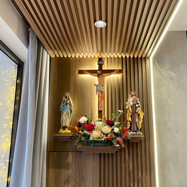 Đặt bàn thờ theo hướng Đông tượng trưng cho sự khởi đầu và ánh sáng Đặt bàn thờ theo hướng Đông tượng trưng cho sự khởi đầu và ánh sáng