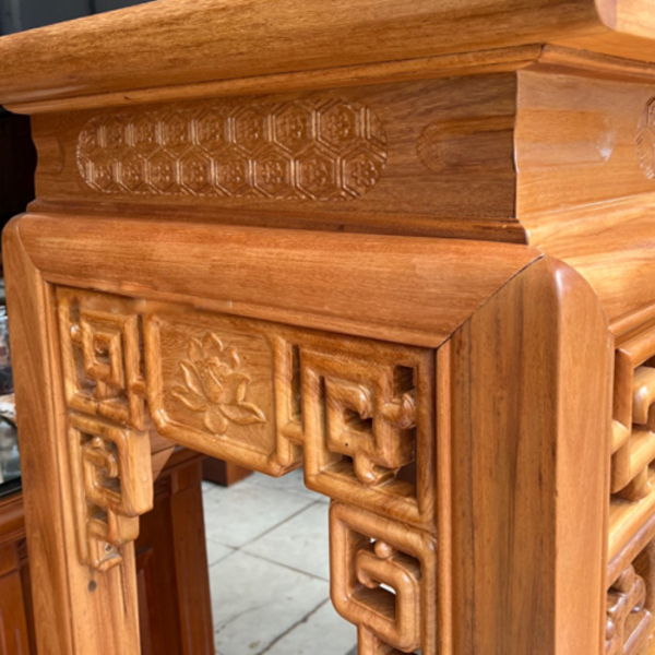 Hoa văn chạm nổi thủ công sắc nét, đối xứng đều Hoa văn chạm nổi thủ công sắc nét, đối xứng đều