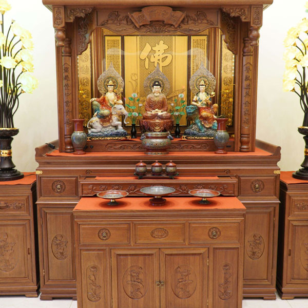 Bàn thờ phật gỗ cẩm lai mẫu BTP-015 nổi bật với đường nét tinh xảo. Bàn thờ phật gỗ cẩm lai mẫu BTP-015 nổi bật với đường nét tinh xảo.