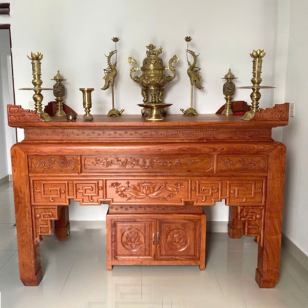 Bàn thờ có dáng thanh thoát, hoa văn cổ điển, phù hợp không gian thờ trang nghiêm Bàn thờ có dáng thanh thoát, hoa văn cổ điển, phù hợp không gian thờ trang nghiêm