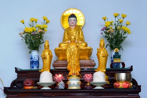 Những vật phẩm bàn thờ Phật thường đơn giản hơn các ban thờ khác Những vật phẩm bàn thờ Phật thường đơn giản hơn các ban thờ khác