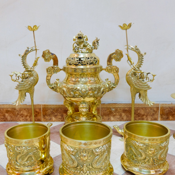 Hình ảnh chi tiết bộ đồ thờ bằng đồng 16 món mẫu DTBD-010 Hình ảnh chi tiết bộ đồ thờ bằng đồng 16 món mẫu DTBD-010