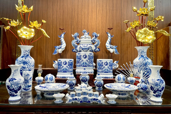 Bộ đồ thờ gốm Bát Tràng đầy đủ bao gồm những vật phẩm sau Bộ đồ thờ gốm Bát Tràng đầy đủ bao gồm những vật phẩm sau