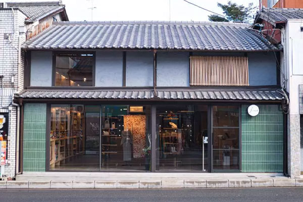 Bạn có thể tìm mua tại các địa chỉ cửa hàng nổi tiếng tại Kyoto, Nara, Seto hay Kanazawa Bạn có thể tìm mua tại các địa chỉ cửa hàng nổi tiếng tại Kyoto, Nara, Seto hay Kanazawa