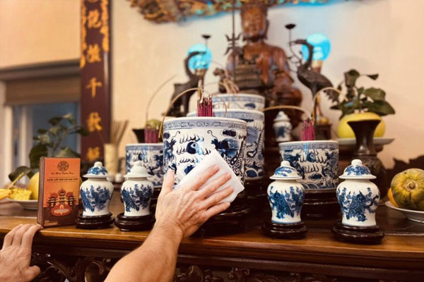 Lau dọn bàn thờ Thần Tài Thổ Địa là một nghi thức tâm linh trong văn hóa dân tộc