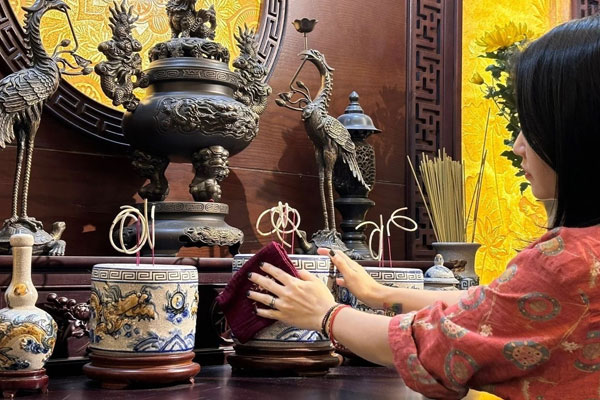 Hướng dẫn bao sái bàn thờ Thần Tài đúng cách Hướng dẫn bao sái bàn thờ Thần Tài đúng cách