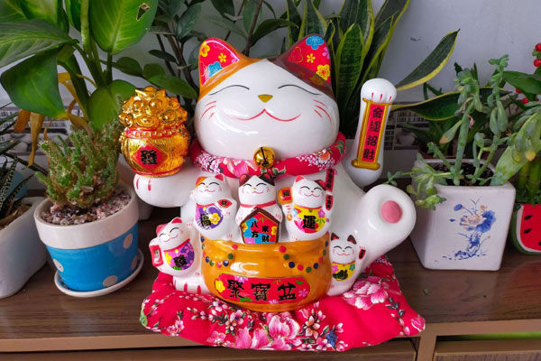 Kết hợp đặt mèo cạnh các cây xanh nhỏ giúp nhân đôi năng lượng tài lộc Kết hợp đặt mèo cạnh các cây xanh nhỏ giúp nhân đôi năng lượng tài lộc