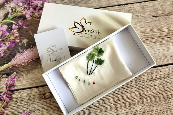 Khăn tay, khăn mùi xoa thường gắn liền với nước mắt cũng không nên dùng làm quà tặng Khăn tay, khăn mùi xoa thường gắn liền với nước mắt cũng không nên dùng làm quà tặng