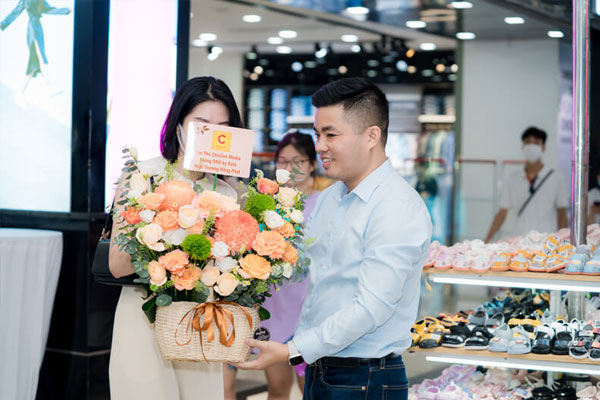 Tặng hoa tươi mang ý nghĩa gửi gắm lời chúc về sự khởi đầu tốt đẹp Tặng hoa tươi mang ý nghĩa gửi gắm lời chúc về sự khởi đầu tốt đẹp