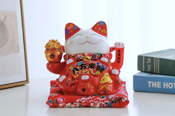 Gia chủ nên tránh đặt mèo thần tài dưới đất khiến tài lộc khó tụ Gia chủ nên tránh đặt mèo thần tài dưới đất khiến tài lộc khó tụ