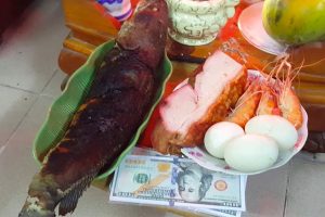 Thịt heo quay, cá lóc nướng, gà luộc, tôm, cua và trứng luộc là những món Ông Địa, Ông Thần Tài thích ăn