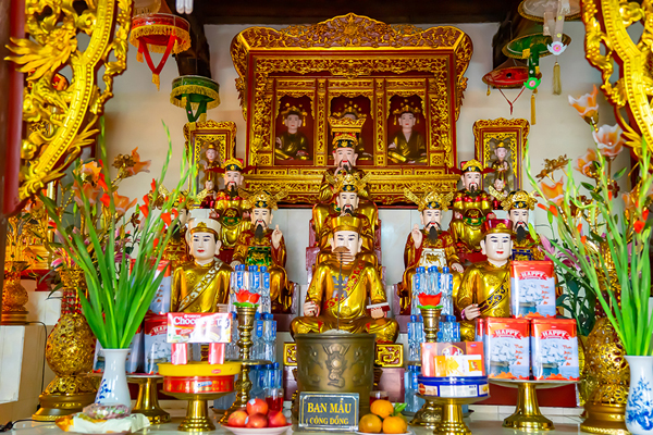 Tượng Ngọc Hoàng Thượng Đế thường được thờ cúng tại chính điện Tượng Ngọc Hoàng Thượng Đế thường được thờ cúng tại chính điện