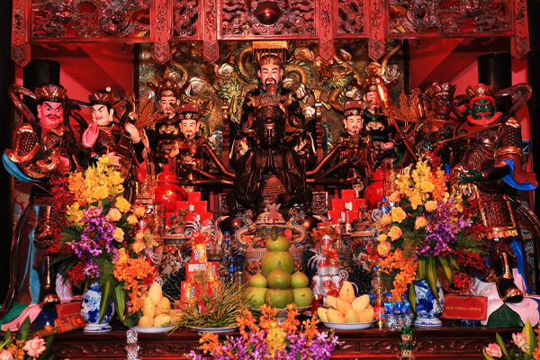 Tượng Ngọc Hoàng luôn đặt ở vị trí trung tâm và cao nhất trên bàn thờ Tượng Ngọc Hoàng luôn đặt ở vị trí trung tâm và cao nhất trên bàn thờ