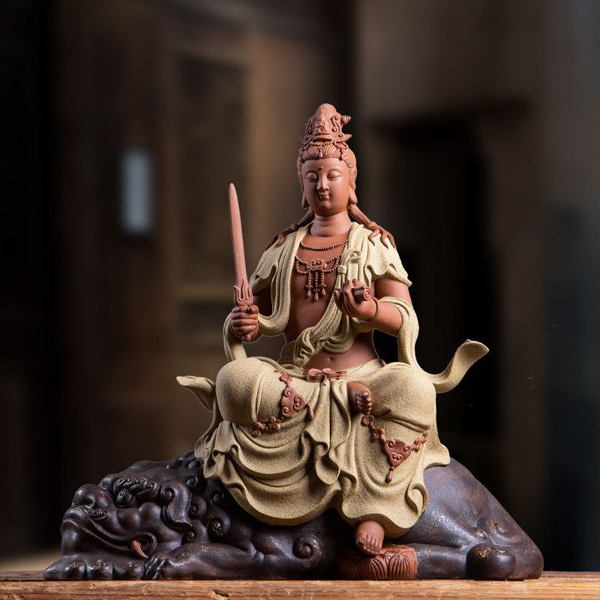 Tượng của Ngài thường ngồi trên lưng sư tử, tay cầm kiếm và hoa sen Tượng của Ngài thường ngồi trên lưng sư tử, tay cầm kiếm và hoa sen