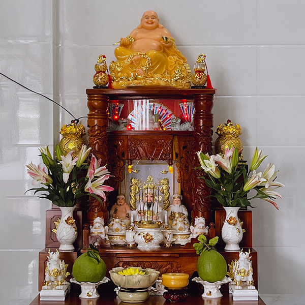 Tượng phật Di Lặc thường được đặt trên ban thờ Thần Tài Tượng phật Di Lặc thường được đặt trên ban thờ Thần Tài