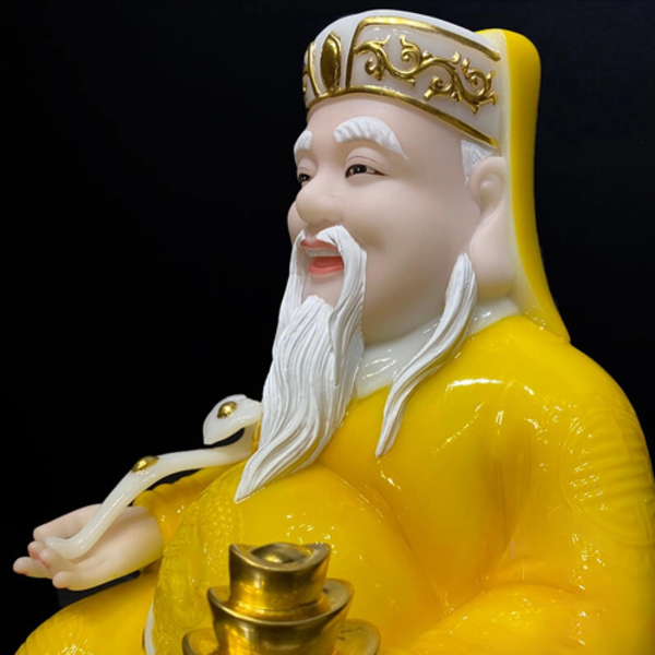 Thần Tài gương mặt phúc hậu, nụ cười hiền từ, tay cầm thỏi vàng Thần Tài gương mặt phúc hậu, nụ cười hiền từ, tay cầm thỏi vàng