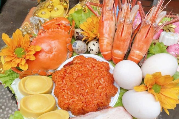 Mâm lễ vật cúng Thần Tài Thổ Địa ngày 30 Tết thường được chuẩn bị tươm tất, đầy đủ Mâm lễ vật cúng Thần Tài Thổ Địa ngày 30 Tết thường được chuẩn bị tươm tất, đầy đủ