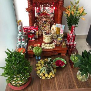 Đặt cây trên bàn thờ Thần Tài mang đến nhiều ý nghĩa về mặt tâm linh