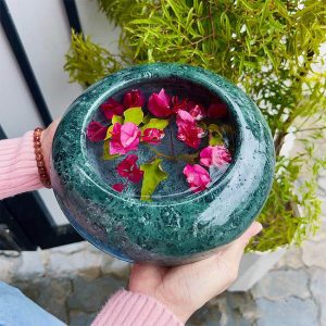 Bát thả hoa bàn Thần Tài đặt trên ban thờ với mong muốn thu hút tài lộc, may mắn trong công việc