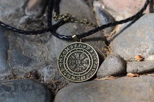 Bùa hộ mệnh Money Amulet là một đồng xu phong thủy có nguồn gốc từ Thái Lan