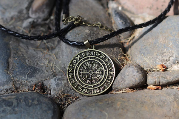 Bùa hộ mệnh Money Amulet là một đồng xu phong thủy có nguồn gốc từ Thái Lan