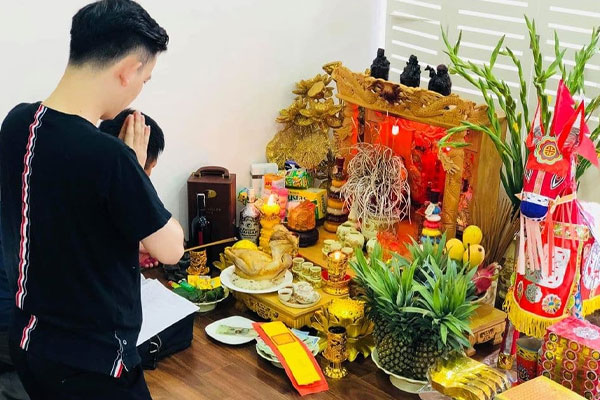 Thắp hương, đọc bài văn khấn xin giải xá tượng cũ Thắp hương, đọc bài văn khấn xin giải xá tượng cũ