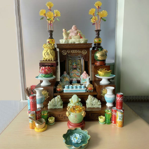 Đồ vật bổ sung trên bàn thờ Thần Tài: tỳ hưu, thiềm thừ, tượng Phật Di Lặc,... Đồ vật bổ sung trên bàn thờ Thần Tài: tỳ hưu, thiềm thừ, tượng Phật Di Lặc,...