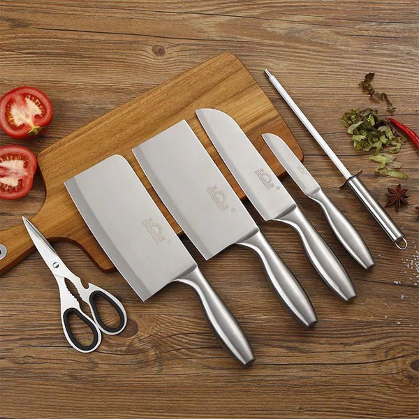 Đồ sắc nhọn: kéo, dao, kim chỉ,...không nên đặt trên bàn thờ Đồ sắc nhọn: kéo, dao, kim chỉ,...không nên đặt trên bàn thờ