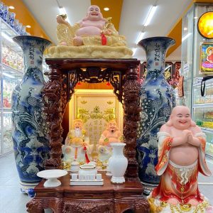 Đặt tượng Phật Di Lặc trên nóc bàn thờ Thần Tài giúp mang lại may mắn, tài vận hanh thông