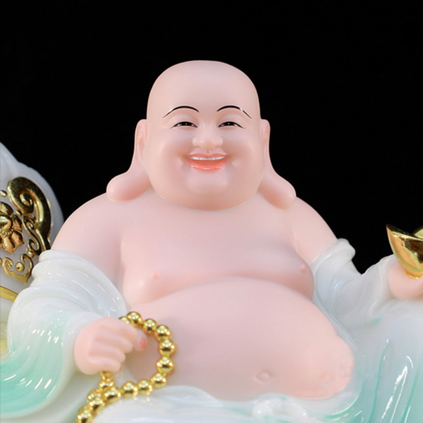 Cận cảnh gương mặt hiền hòa, nụ cười hoan hỷ, tay cầm chuỗi hạt. Cận cảnh gương mặt hiền hòa, nụ cười hoan hỷ, tay cầm chuỗi hạt.