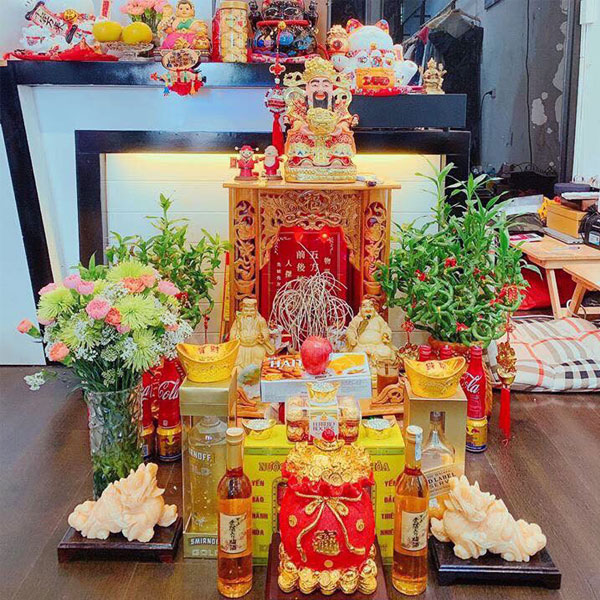 Hạn chế xê dịch các vật phẩm trên bàn thờ Thần Tài Ông Địa Hạn chế xê dịch các vật phẩm trên bàn thờ Thần Tài Ông Địa